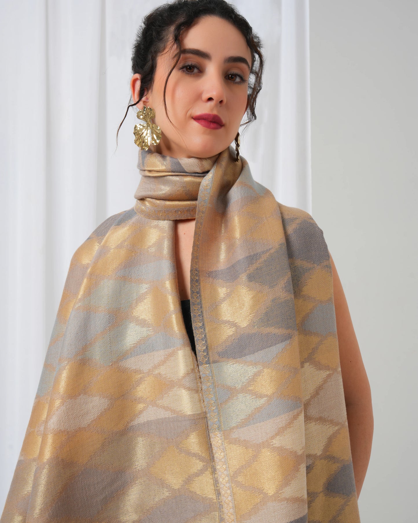 Wool stole with brown-golden base with full-size diamond design