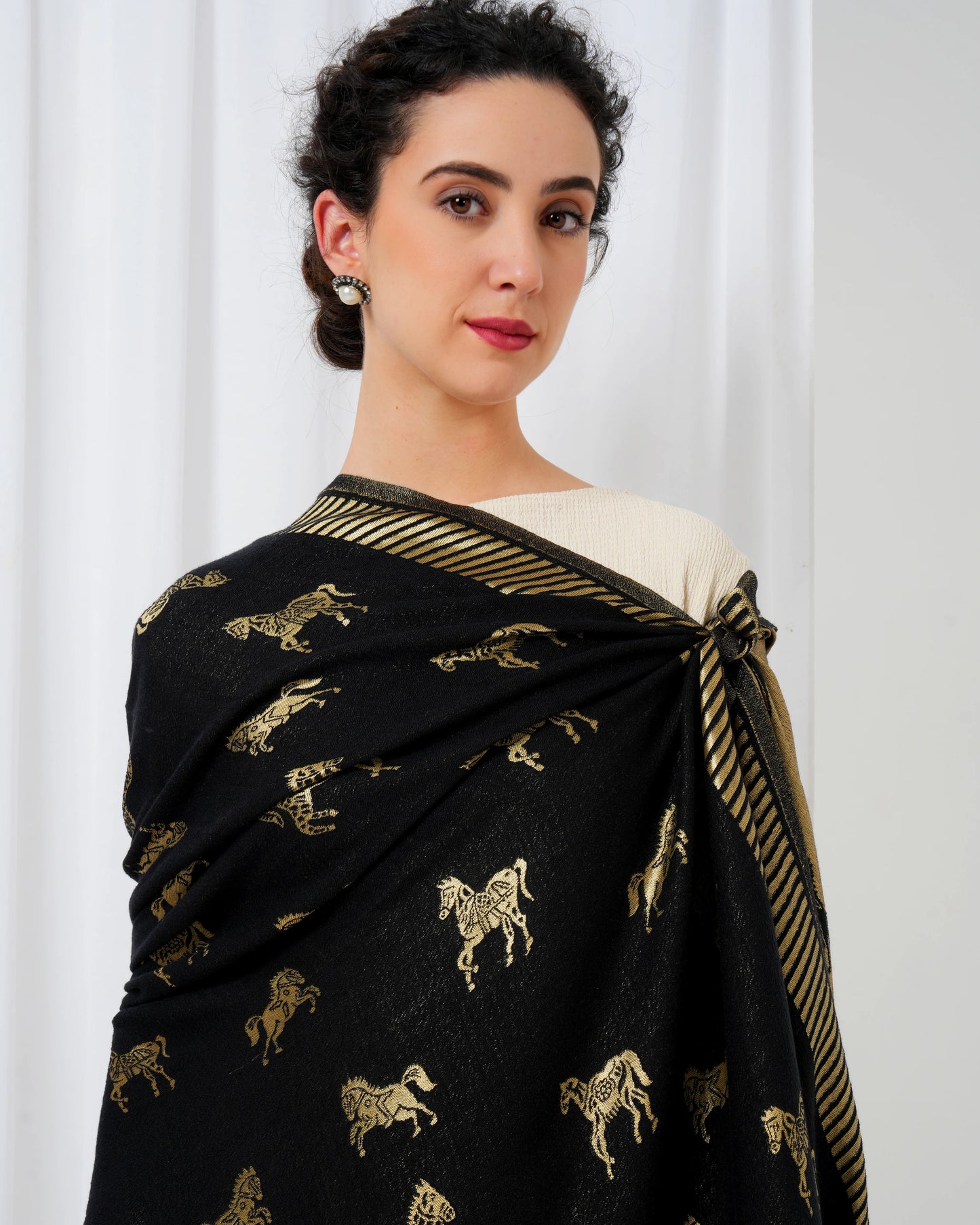 Woolen stole in gold and black with horse motifs
