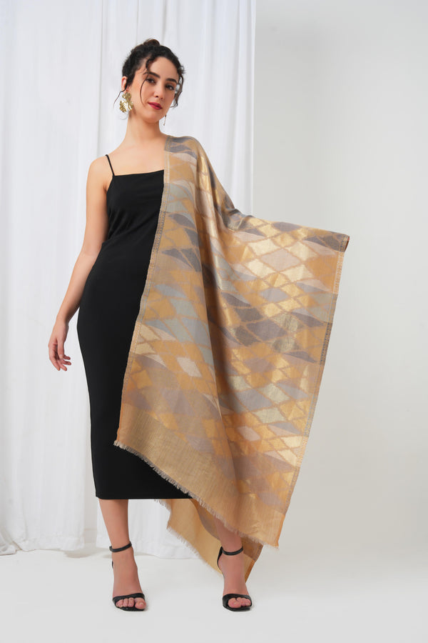 Wool shawl with brown-golden base with full-size diamond design