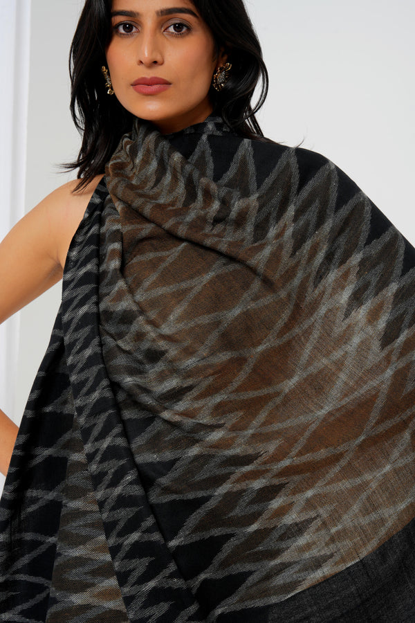 Wool shawl with black base with full-size diamond design