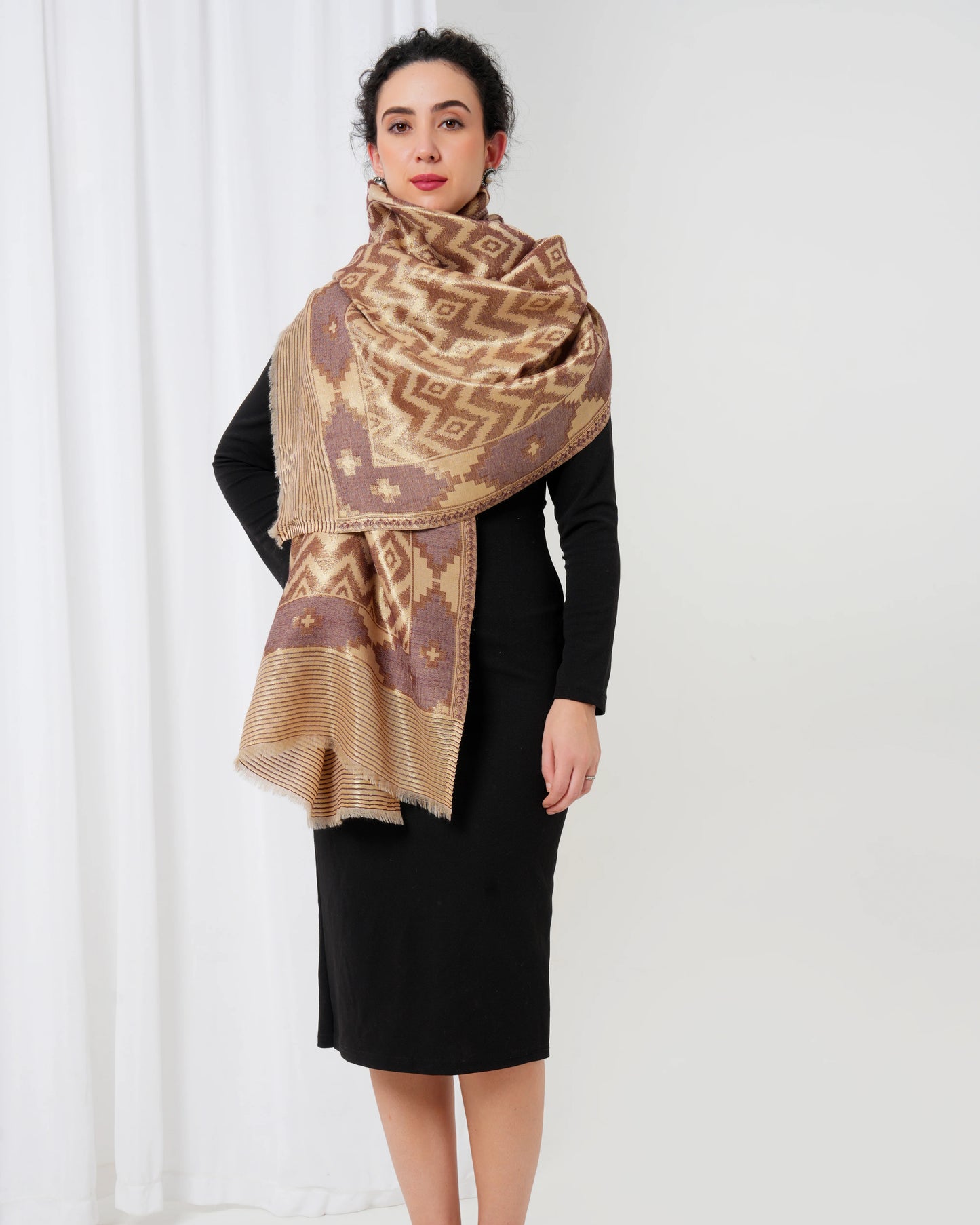 Wool stole with golden base with rust diamond design