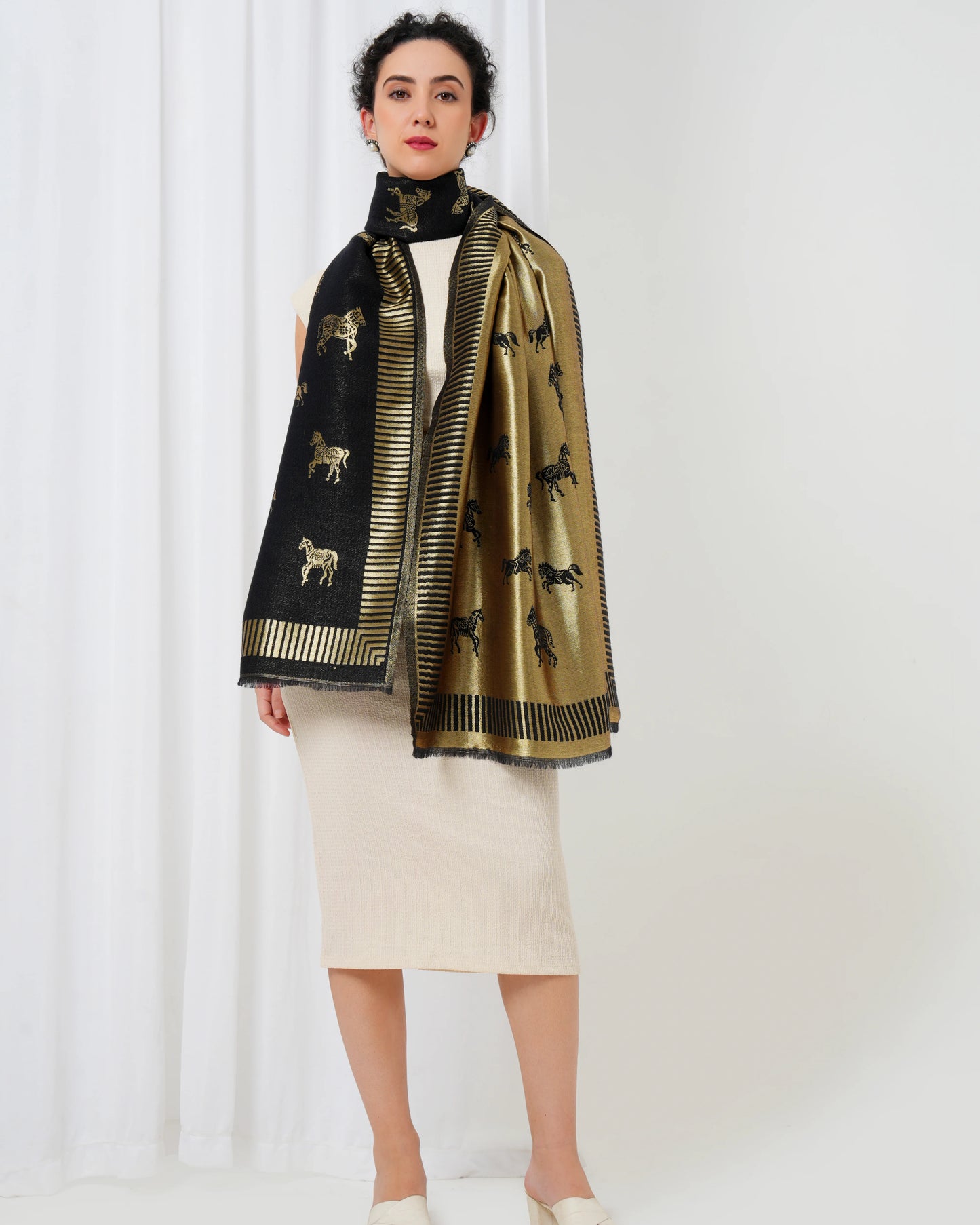 Woolen stole in gold and black with horse motifs