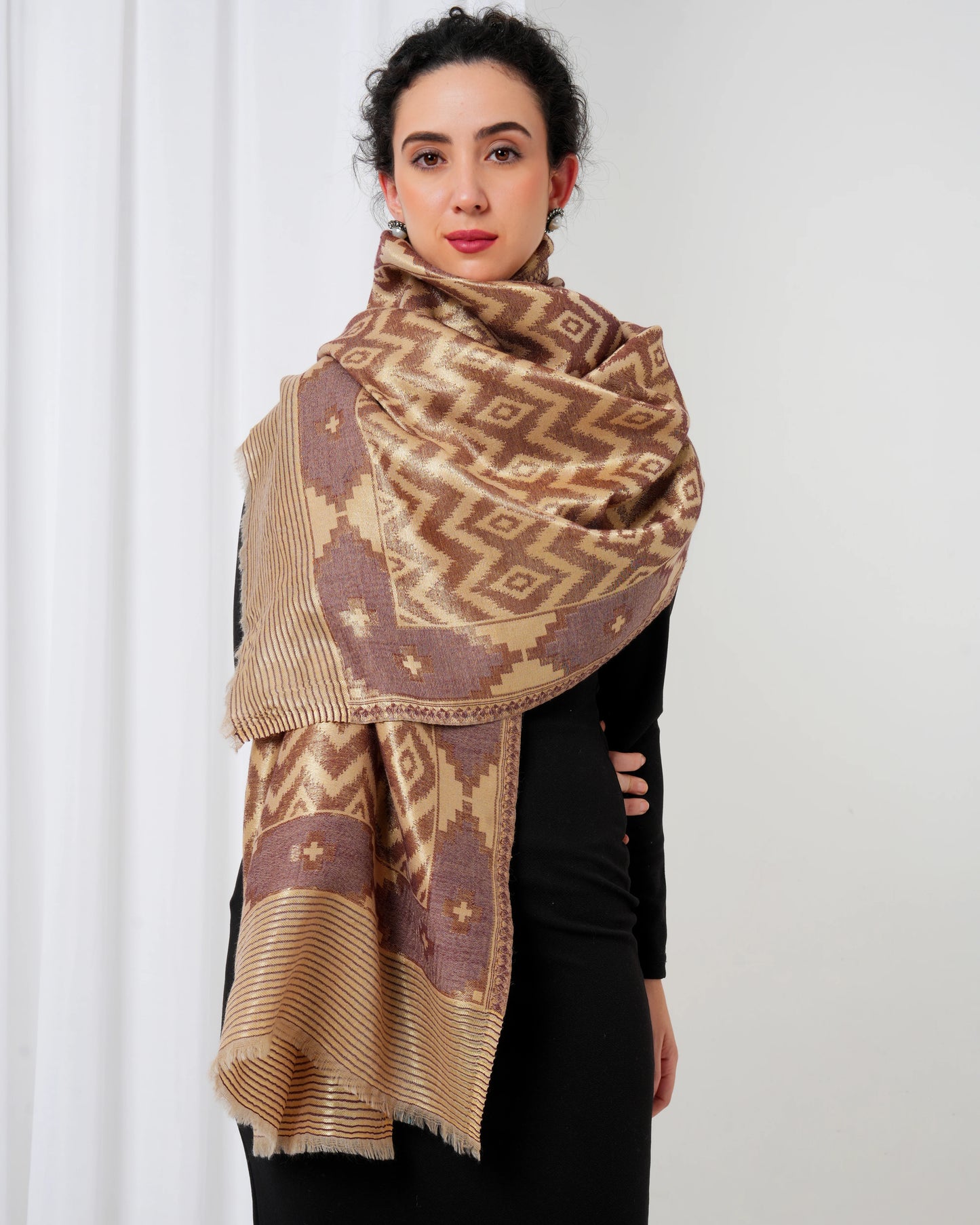 Wool stole with golden base with rust diamond design