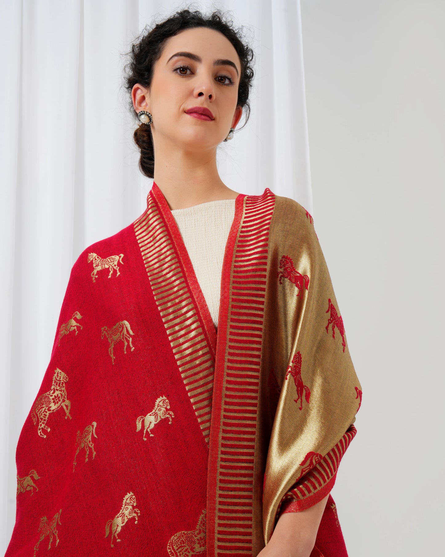 Woolen stole in gold and maroon with horse motifs