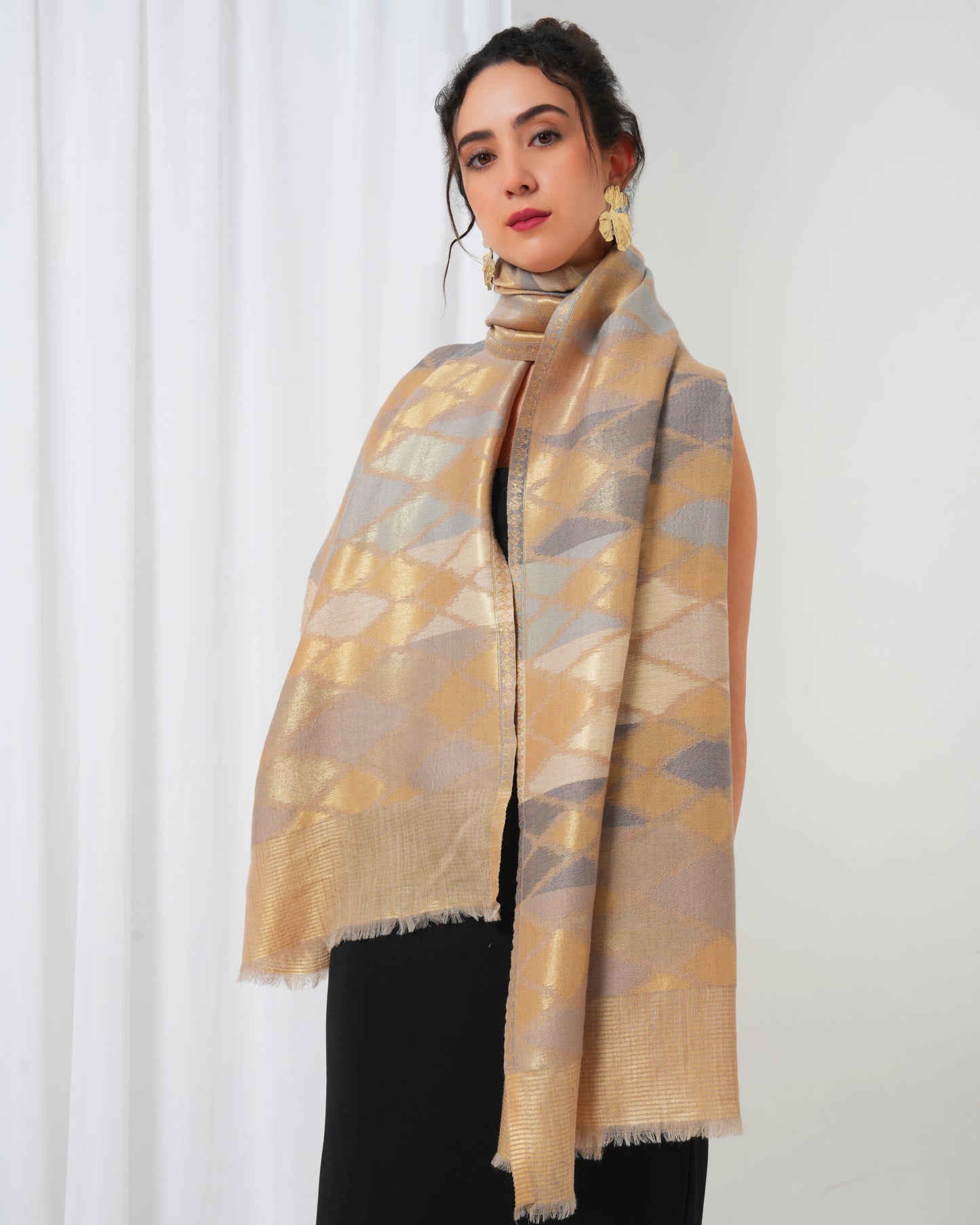 Wool stole with brown-golden base with full-size diamond design