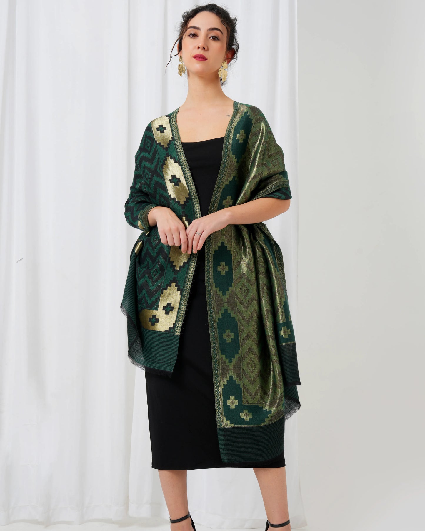 Wool stole with dark green base with black diamond design