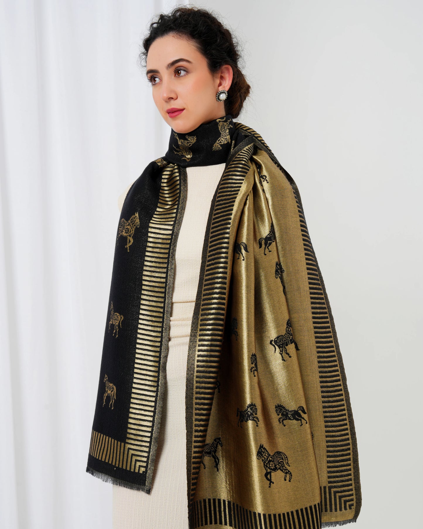 Woolen stole in gold and black with horse motifs