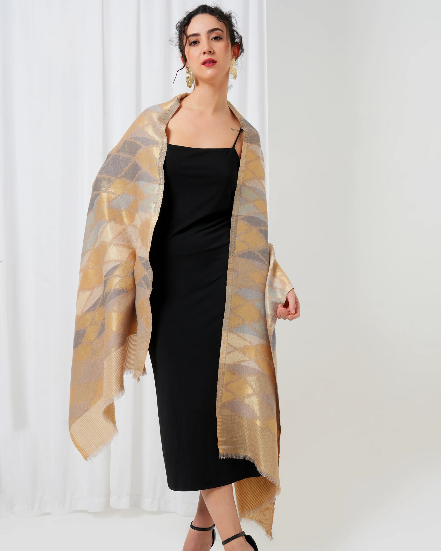 Wool stole with brown-golden base with full-size diamond design