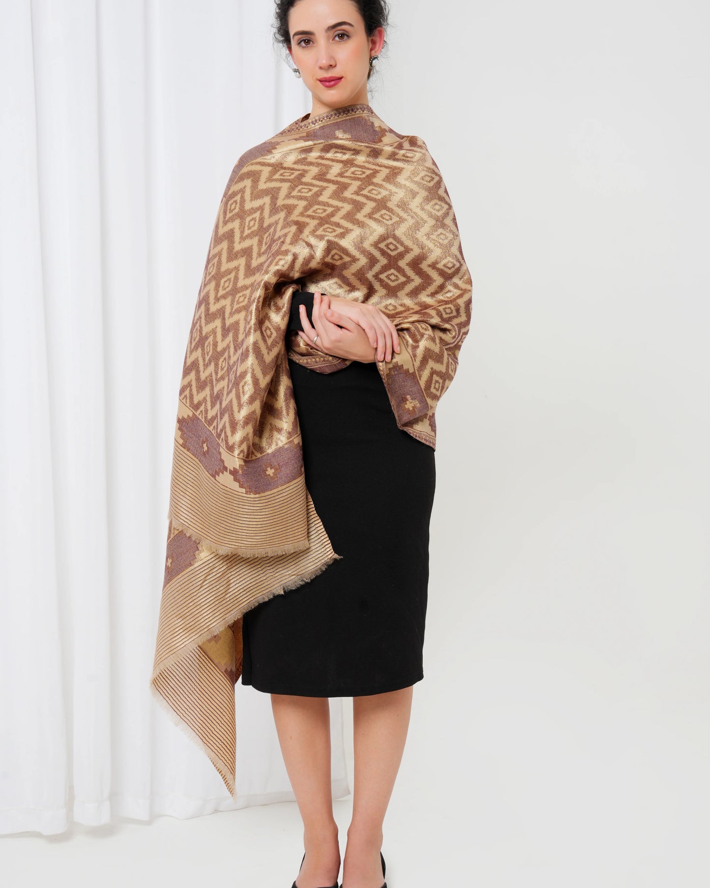 Wool stole with golden base with rust diamond design