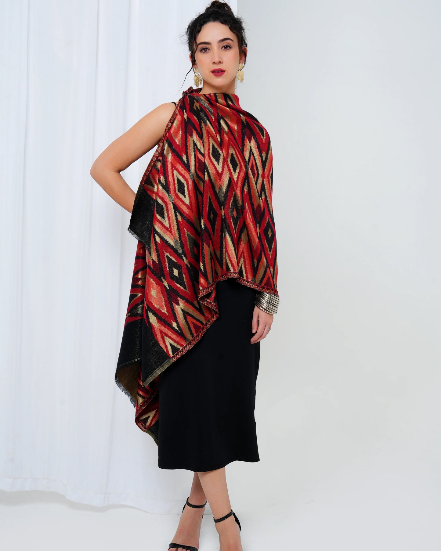 Wool shawl with maroon base with full-size diamond design and border