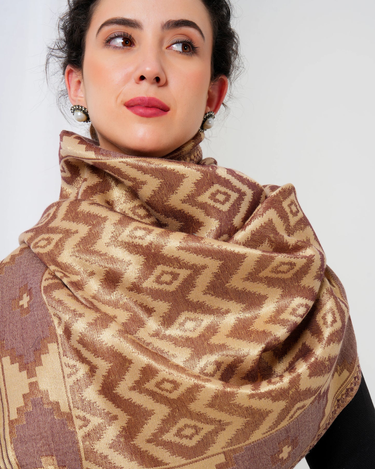 Wool stole with golden base with rust diamond design