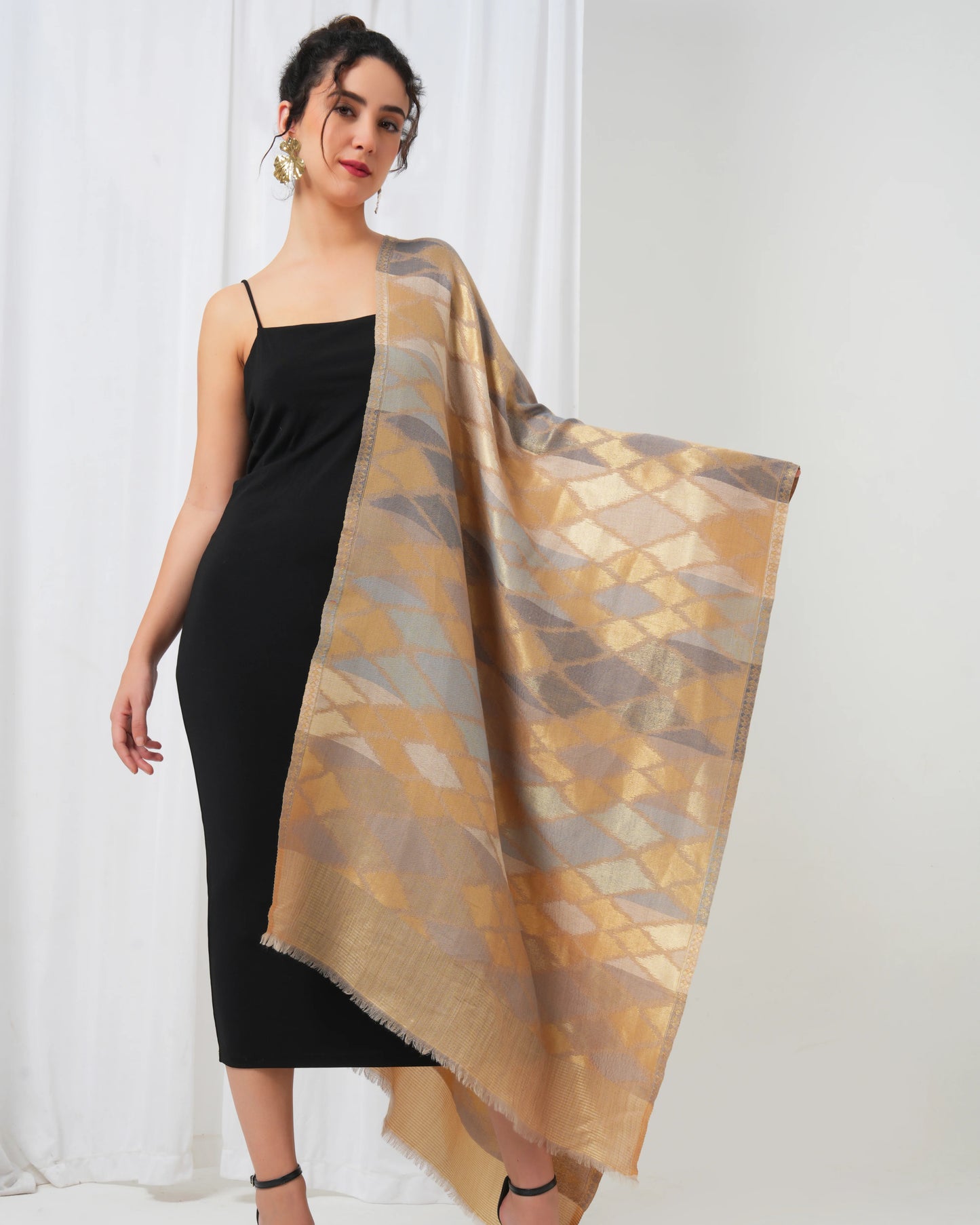 Wool stole with brown-golden base with full-size diamond design