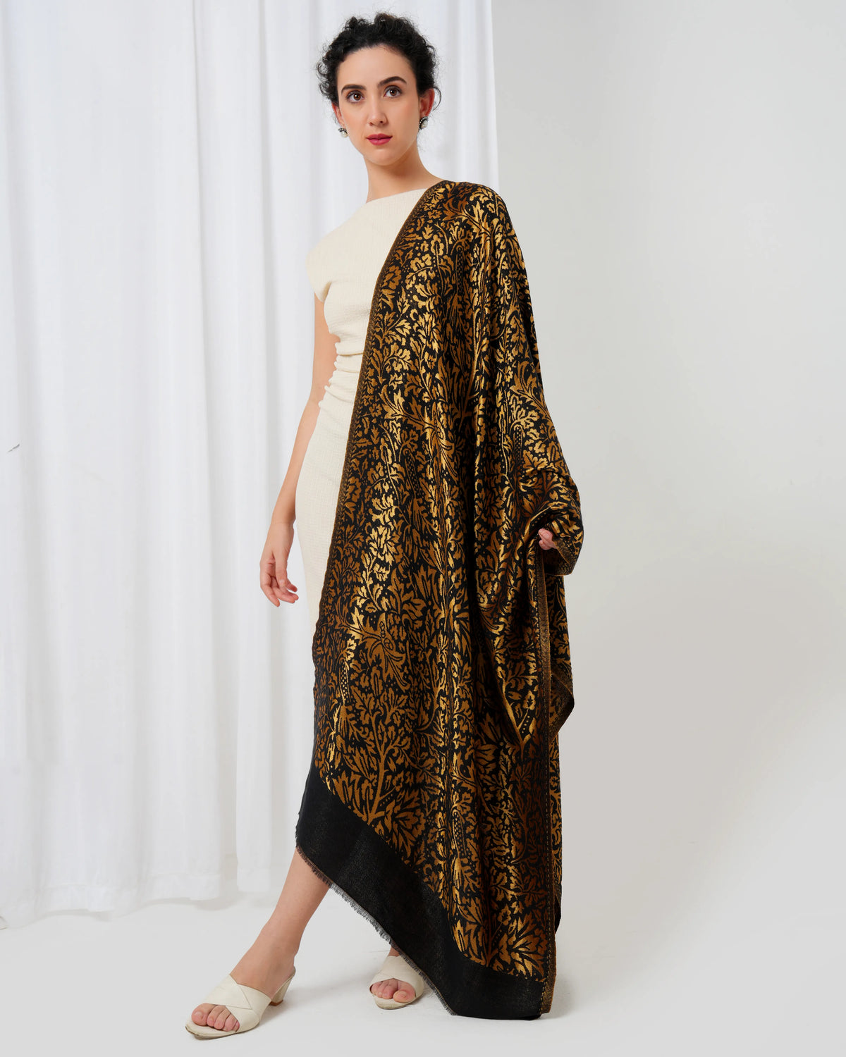 Zari Leaf Woolen Stole
